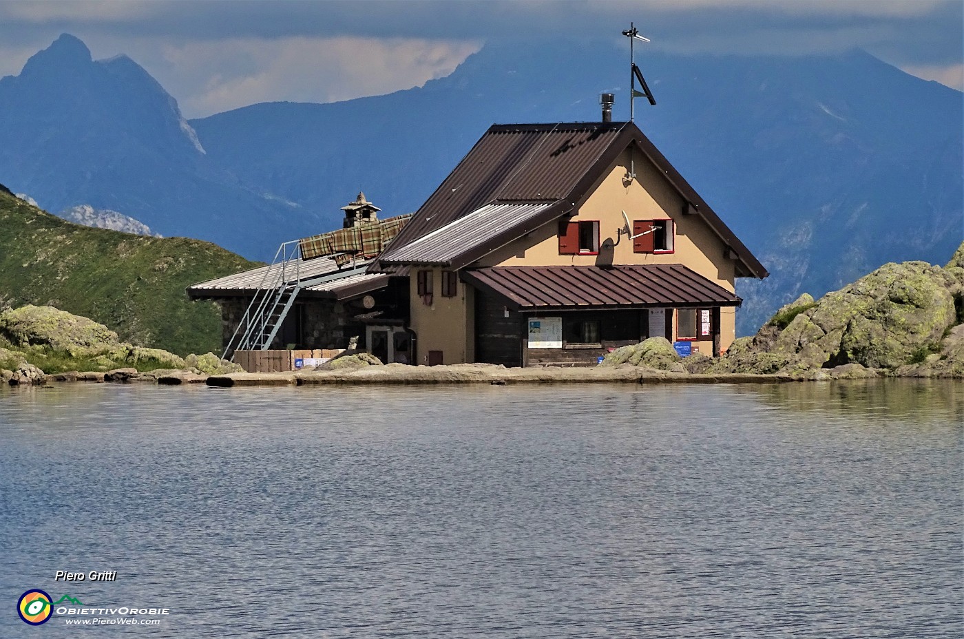 67 Dalle acque del Lago Piazzotti spunta il Rif. Benigni (2222 m).JPG